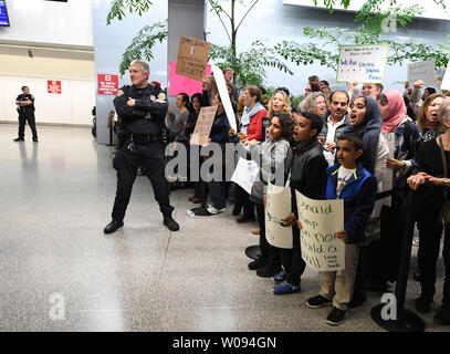 Contre-manifestants la zone des arrivées internationales à l'Aéroport International de San Francisco à San Francisco le 29 janvier 2017. Les manifestants ont appelé à une levée de l'embargo sur l'arrivée des musulmans et des avocats des services juridiques offerts à l'arrivée de ressortissants étrangers. Photo par Terry Schmitt/UPI Banque D'Images