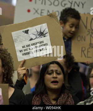 Contre-manifestants la zone des arrivées internationales à l'Aéroport International de San Francisco à San Francisco le 29 janvier 2017. Les manifestants ont appelé à une levée de l'embargo sur l'arrivée des musulmans et des avocats des services juridiques offerts à l'arrivée de ressortissants étrangers. Photo par Terry Schmitt/UPI Banque D'Images