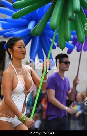 Les participants mars dans la Parade de la fierté LGBT annuelle à San Francisco le 25 juin 2017. L'action politique, la gay pride et des thèmes de la publicité étaient comme des dizaines de milliers ont participé. Photo par Terry Schmitt/UPI Banque D'Images