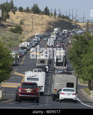 Eclipse Post exode apporte le trafic d'arrêter et de ramper à Madras, Oregon le 21 août 2017. L'autoroute 97 sud ont déménagé à moins de 5 mi/h pour les heures. Des dizaines de milliers de tous les coins du monde se sont rendus à cette petite ville pour assister à l'éclipse solaire totale. Photo par Terry Schmitt/UPI Banque D'Images