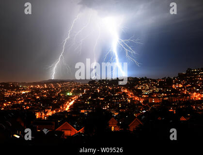Le ciel se remplit de la foudre dans un rare orage à San Francisco le 11 septembre 2017. La cool couche marine et la célèbre brouillard permettent rarement de tels étalages. Photo par Terry Schmitt/UPI Banque D'Images