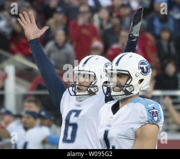 Tennessee Titans titulaire Brett Kern (6) signaux bon comme kicker Ryan Succop (4) sourire après avoir frappé un Succop 50 verges d'aller de l'avant des San Francisco 49ers avec sept secondes d'une minute dans le jeu à Levi's Stadium à Santa Clara, Californie le 17 décembre 2017. Les 49ers défait les Titans 25-23 sur une dernière seconde partie objectif. Photo par Terry Schmitt/UPI Banque D'Images