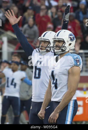 Tennessee Titans titulaire Brett Kern (6) signaux bon comme kicker Ryan Succop (4) sourire après avoir frappé un Succop 50 verges d'aller de l'avant des San Francisco 49ers avec sept secondes d'une minute dans le jeu à Levi's Stadium à Santa Clara, Californie le 17 décembre 2017. Les 49ers défait les Titans 25-23 sur une dernière seconde partie objectif. Photo par Terry Schmitt/UPI Banque D'Images