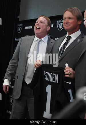 Oakland Raiders nouvel entraîneur-chef John Gruden pose avec propriétaire Mark Davis (L) à l'Administration centrale dans la région de Raiders Alameda, Californie le 9 janvier 2018. Photo par Terry Schmitt/UPI Banque D'Images