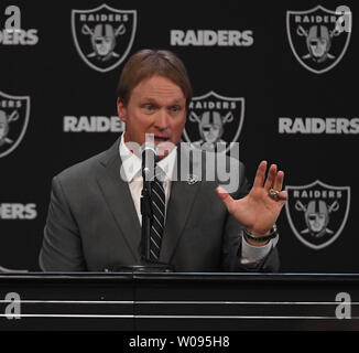 Oakland Raiders nouvel entraîneur-chef John Gruden réponses en les Raiders siège à Alameda, Californie le 9 janvier 2018. Photo par Terry Schmitt/UPI Banque D'Images