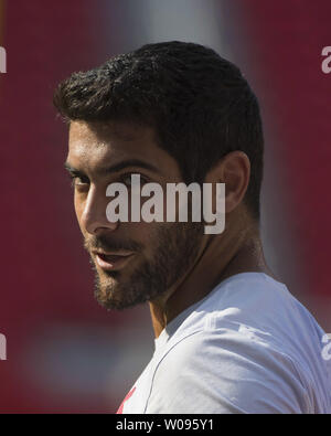 San Francisco 49ers QB Jimmy Garoppolo se réchauffe jusqu'à jouer les Cowboys de Dallas à Levi's Stadium à Santa Clara, Californie le 9 août 2018. Les 49ers défait les cowboys 24-21. Photo par Terry Schmitt/UPI Banque D'Images