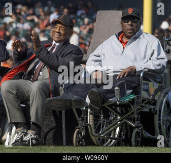 En ce 10 août, 2018 photo d'archives, Hall of Fame joueurs des Giants de San Francisco Willie Mays (L) et Willie McCovey (R) s'asseoir sur le terrain à l'occasion de la de retraite des # 28 à AT&T Park à San Francisco le 10 août 2018. McCovey, avec 521 coups de carrière, est décédé à Palo Alto, en Californie à l'âge de 80 ans. Photo par Terry Schmitt/UPI Banque D'Images