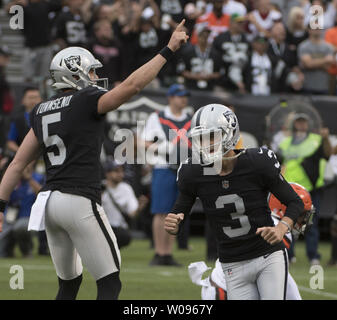 Oakland Raiders kicker Matt McGrane (3) célèbre en tant que détenteur Johnny Townsend soulève une main après un coup de champ Objectif de 29 yrd defeate les Cleveland Browns en prolongation au Colisée à Oakland, Californie le 30 septembre 2018. Les raiders ont remporté 45-42. Photo par Terry Schmitt/UPI Banque D'Images