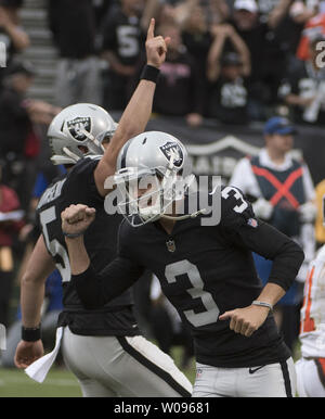 Oakland Raiders kicker Matt McGrane (3) célèbre en tant que détenteur Johnny Townsend soulève une main après un coup 29 yrd partie objectif de battre les Cleveland Browns en prolongation au Colisée à Oakland, Californie le 30 septembre 2018. Les raiders ont remporté 45-42. Photo par Terry Schmitt/UPI Banque D'Images