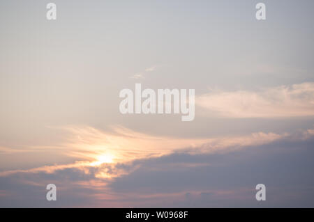 Doux et relaxant matin rose pastel lever du soleil au printemps - paysage ciel Banque D'Images