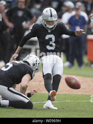 Oakland Raiders kicker Matt McGrane (3) un 44 verges de Johnny titulaire contre les Browns de Cleveland Townsend au quatrième trimestre au Colisée à Oakland, Californie le 30 septembre 2018. Les raiders ont remporté 45-42. Photo par Terry Schmitt/UPI Banque D'Images