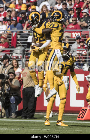 Los Angeles Rams Troy évoluait Hill (32) et DB Nickell (Robey-Coleman 23) célébrer Hills' deuxième trimestre interception d'une passe de San Francisco 49ers quarterback C.J. Beathard à Levi's Stadium à Santa Clara, Californie le 21 octobre 2018. Beathard est limogé sept fois et intercepté deux fois dans les 49ers 39-10 perte pour les béliers. Photo par Terry Schmitt/UPI Banque D'Images