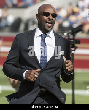 San Francisco 49ers et des anciens de la renommée Jerry Rice est introduite avant le jeu à Levi's Stadium à Santa Clara, Californie le 21 octobre 2018. Le Los Angeles Rams défait les San Francisco 49ers 39-10. Photo par Terry Schmitt/UPI Banque D'Images