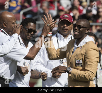 San Francisco 49ers anciens et nouveaux Hall of Famer Terrell Owens (R) accueille d'autres diplômés ibefore le jeu à Levi's Stadium à Santa Clara, Californie le 21 octobre 2018. Le Los Angeles Rams défait les San Francisco 49ers 39-10. Photo par Terry Schmitt/UPI Banque D'Images