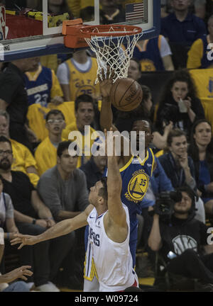 Danilo Gallinari AVANT LA Clippers (8) a son tir bloqué par les Golden State Warriors de l'avant Kevin Durant (35) dans le jeu 5 de la NBA playoffs à l'Oracle Arena à Oakland, Californie le 24 avril 2019. Photo par Terry Schmitt/UPI Banque D'Images