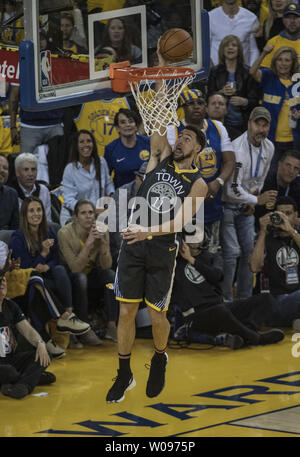 Golden State Warriors guard Klay Thompson (11), prévoit à deux contre les Rockets de Houston au premier trimestre de deux jeux de la demi-finale de la Conférence Ouest de la NBA Playoffs à l'Oracle Arena à Oakland, Californie le 30 avril 2019. Photo par Terry Schmitt/UPI Banque D'Images