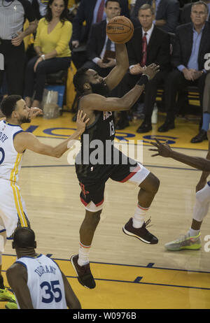 Les Houston Rockets guard James Harden (13) va jusqu'à deux dans la première moitié contre les Golden State Warriors dans le jeu 5 de la demi-finale de conférence de l'Ouest à l'Oracle Arena à Oakland, Californie le 8 mai 2019. Les guerriers vaincus les Rockets 104-99 pour aller jusqu'à trois jeux à deux. Photo par Terry Schmitt/UPI Banque D'Images