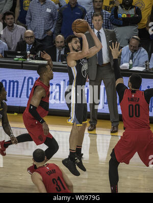 Golden State Warriors guard Klay Thompson (11) tente un trois contre les Trail Blazers de Portland dans la première moitié de jeu deux des Finales de Conférence de l'Ouest dans la région de Oakland, Californie le 16 mai 2019. Photo par Terry Schmitt/UPI Banque D'Images