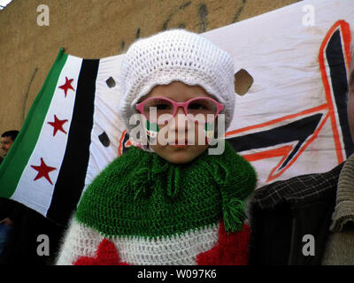 Une jeune fille syrienne avec le drapeau de l'indépendance coloré sur son visage assiste à une protestation contre le président Bachar al-Assad, dans Al-drbaseh, Syrie du Nord, le 14 février 2012. Les forces gouvernementales syriennes ont renouvelé leur assaut sur la ville rebelle de Homs mardi, à ce que décrit comme des militants les plus gros bombardements en jours, qu'avec les Nations Unies, les droits de l'homme chef suscité la crainte de guerre civile. UPI Banque D'Images