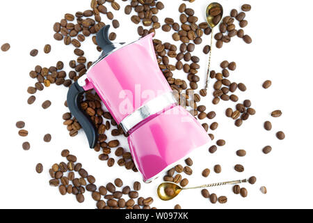 Grain de café, cafetière rose et cuillères on white Banque D'Images