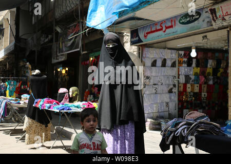 Fournisseurs proposent les rebelles à Boustan al-Qasr district dans l'Est de l'Alep (Syrie) le 21 mai 2016. La reprise des combats au cours des derniers jours, en particulier dans et autour d'Alep, a menacé l'effondrement d'un accord de cessez-le-feu, un point de repère dans les tentatives pour enfin régler un conflit qui a fait plus de 270 000 morts. Photo par Ameer Alhalbi/ UPI Banque D'Images