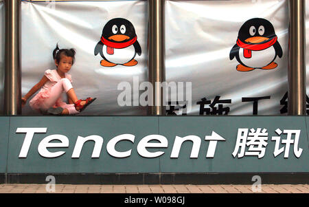 Une jeune fille joue à l'extérieur du siège de Tencent à Shenzhen, une ville importante dans le sud de la province chinoise du Guangdong le 22 octobre 2013. Fondée en 188, Tencent Inc. est devenu le plus grand et le plus utilisé internet service portal. UPI/Stephen Shaver Banque D'Images