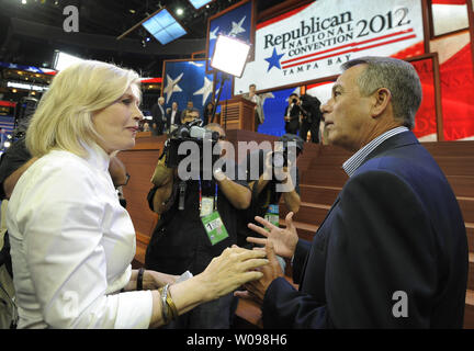 ABC News anchor Diane Sawyer interviews le président de la Chambre John Boehner (R-OH) avant que le président de la CNR Reince Priebus ouvre la Convention nationale du parti républicain à Tampa Bay Times Forum à Tampa le 27 août 2012. UPI/Mike Theiler Banque D'Images