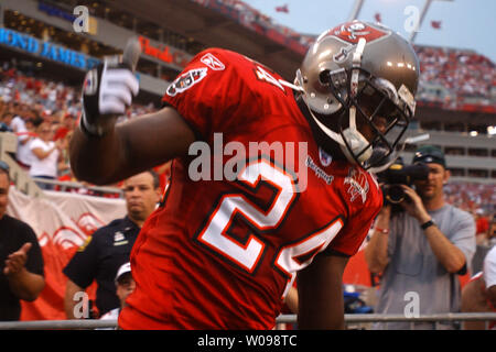 Tampa Bay Buccaneers' 'Carnell Cadillac' Williams (24) donne un coup de pouce aux fans avant un match contre les jaguars de Jacksonville chez Raymond James Stadium le 20 août 2005 à Tampa, Floride. Les jaguars battre les Buccaneers 20-17. (Photo d'UPI/Kapulka Cathy) Banque D'Images