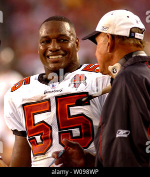 Tampa Bay Buccaneers' secondeur Derrick Brooks (55) entretiens avec coordonnateur défensif Monte Kiffin lors d'un match contre les Redskins de Washington à Raymond James Stadium le 13 novembre 2005 à Tampa, Floride. Les Buccaneers battre les Redskins 36-35. (Photo d'UPI/Kapulka Cathy) Banque D'Images