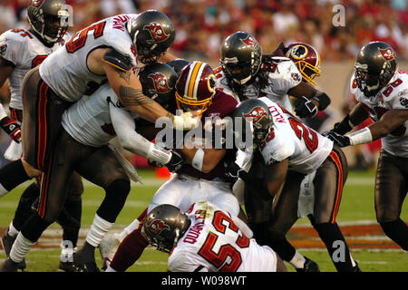 Les Tampa Bay Buccaneers attaques de la défense des Redskins de Washington' halfback Chris Cooley (47) au cours du troisième trimestre de l'action au Stade Raymond James, 13 novembre 2005 à Tampa, Floride. Les Buccaneers battre les Redskins 36-35. (Photo d'UPI/Kapulka Cathy) Banque D'Images