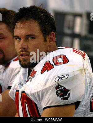 Tampa Bay Buccaneers' fullback Mike Alstott (40) coups d'œil à l'intérieur lors d'un match contre les Redskins de Washington à Raymond James Stadium le 13 novembre 2005 à Tampa, Floride. Alstott a marqué deux touchés et le jeu à deux points de conversion avec moins d'une minute au quatrième trimestre pour aider les Buccaneers battre les Redskins 36-35. (Photo d'UPI/Kapulka Cathy) Banque D'Images