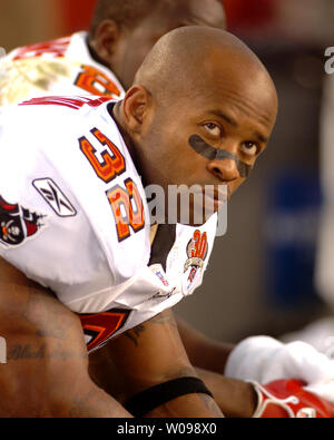 Tampa Bay Buccaneers' d'utiliser de nouveau Michael Pittman (32) coups d'œil à l'intérieur lors d'un match contre les Redskins de Washington à Raymond James Stadium le 13 novembre 2005 à Tampa, Floride. Les Buccaneers battre les Redskins 36-35. (Photo d'UPI/Kapulka Cathy) Banque D'Images