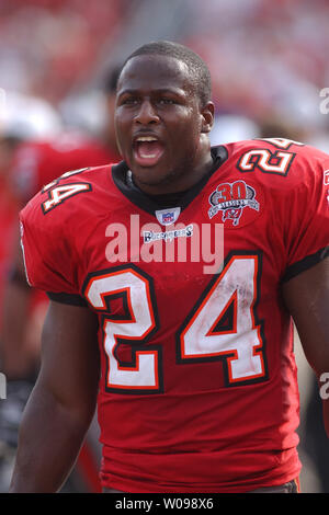 Tampa Bay Buccaneers' 'Carnell Cadillac' Williams (24) cheers entre les parties au cours du quatrième trimestre dans un match contre les ours de Chicago chez Raymond James Stadium le 27 novembre 2005 à Tampa, Floride. Williams a effectué 20 fois en terminant la journée avec 84 yards. Les ours battre les Buccaneers 13-10. (Photo d'UPI/Kapulka Cathy) Banque D'Images