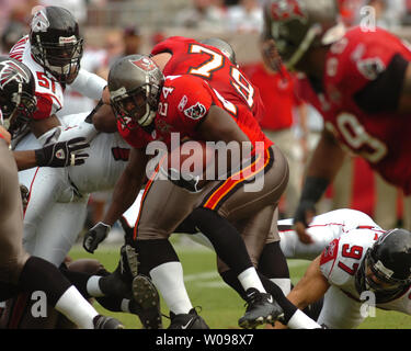 Tampa Bay Buccaneers' 'Carnell Cadillac' Williams (24) manoeuvres son chemin à travers la défense des Falcons d'Atlanta au Stade Raymond James, 24 décembre 2005 à Tampa, Floride. Williams a terminé la rencontre avec 31 150 verges, comporte pour briser un record d'équipe avec son sixième 100 verges ou plus se précipiter match de la saison. Les Buccaneers battre les Falcons 27-24 en prolongation. (Photo d'UPI/Kapulka Cathy) Banque D'Images