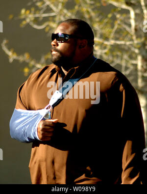 Ex Tampa Bay Buccaneers' Warren Sapp entre dans l'Église baptiste de Manau à assister à l'enterrement de James Dungy Décembre 27, 2005 à Lutz, FL. Dungy, 18 ans, fils de l'entraîneur-chef des Colts d'Indianapolis, Tony Dungy, a été retrouvé mort dans son Lutz, Fl. vacances 22 Déc., 2005. Le Bureau du shérif du comté de Hillsborough a décidé à sa mort, un suicide apparent. (Photo d'UPI/Kapulka Cathy) Banque D'Images