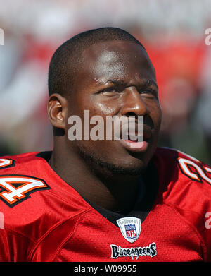 Tampa Bay Buccaneers running back'' 'Carnell Cadillac Williams (24) montres de la ligne latérale contre la Nouvelle Orleans Saints chez Raymond James Stadium de Tampa, en Floride le 5 novembre 2006. Les Saints battre les Buccaneers 31-14. (Photo d'UPI/Kapulka Cathy) Banque D'Images