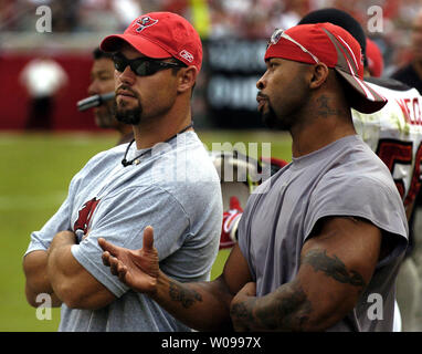 Tampa Bay Buccaneers' fullback Mike Alstott, à gauche, des entretiens à l'exécution des boucaniers retour Michael Pittman de la ligne latérale chez Raymond James Stadium de Tampa, Floride le 28 octobre 2007. Alstott et Pittman n'a pas joué dans le match contre les jaguars de Jacksonville en raison de blessures. Les jaguars battre les Buccaneers 24-23. (Photo d'UPI/Kapulka Henry). Banque D'Images