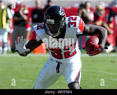 Atlanta Falcons' d'utiliser de nouveau Jerious Norwood (32) avances la balle chez Raymond James Stadium de Tampa, Floride le 16 décembre 2007. Les Buccaneers battre les Atlanta Falcons 37-3 le clinchage une place dans les séries éliminatoires et remportant le championnat sud NFC. (Photo d'UPI/Kapulka Cathy) Banque D'Images