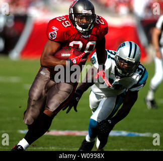 Tampa Bay Buccaneers' d'utiliser de nouveau Michael Bennett (29) exécute pour un touché comme Caroline Panthère' corner retour Richard Marshall (31) tente de l'arrêter au Raymond James Stadium de Tampa, Floride le 30 décembre 2007. Les Panthers battre les Buccaneers 31-23. (Photo d'UPI/Kapulka Cathy) Banque D'Images