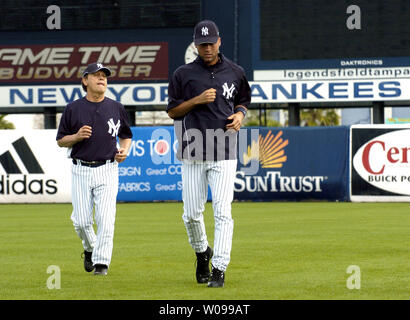 Le comédien Billy Crystal (L) est une compétition officielle de New York Yankee comme il se réchauffe à la pratique avec Derek Jeter après la signature d'un contrat de jeu avec l'équipe de légendes" Domaine de Tampa, Floride, le 12 mars 2008. Crystal va tourner à 60 le 14 mars, c'était son anniversaire et souhaitez devenir membre de l'équipe des Yankees de New York. (Photo d'UPI/Kapulka Cathy) Banque D'Images