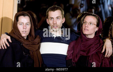 Les Américains Shane Bauer emprisonné et petite amie Sarah Shourd æ illustré avec sa mère Cindy Hickey (L) au cours d'une réunion dans un hôtel dans le nord de Téhéran, Iran le 20 mai 2010. Les mères des trois Américains emprisonnés est arrivé mercredi à Téhéran et a été reçu par l'ambassadeur de l'ambassade de Suisse, qui représente les intérêts des États-Unis avec l'Iran. Maryam Rahmanian/UPI Banque D'Images