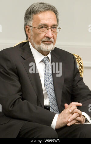 Le Ministre afghan des affaires étrangères Zalmai Rasoul se réunit avec le président iranien Mahmoud Ahmadinejad le 15 juillet 2010 à l'élection présidentielle place à Téhéran,l'Iran. Maryam Rahmanian/UPI Banque D'Images