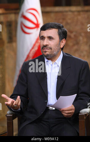 Le président iranien Mahmoud Ahmadinejad parle lors d'un entretien avec la télévision d'État iranien à l'élection présidentielle tenue à Téhéran, Iran le Dec 18,2010. Ahmadinejad a annoncé un plan pour commencer à réduire les subventions pour l'énergie et l'alimentation en Iran. Photo fournie par le bureau présidentiel. UPI Banque D'Images