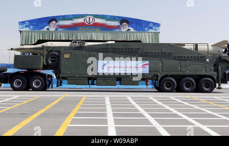 Faites-iranien Sajjil combustible solide de missiles balistiques de moyenne portée affichée lors du défilé militaire annuel le 22 septembre 2011 devant le mausolée de l'ancien chef de l'Iran l'Ayatollah Khomeiny à Téhéran, Iran. Le défilé marque le début de la guerre de 1980-1988 entre l'Iran et l'Iraq. Maryam Rahmanian/UPI Banque D'Images