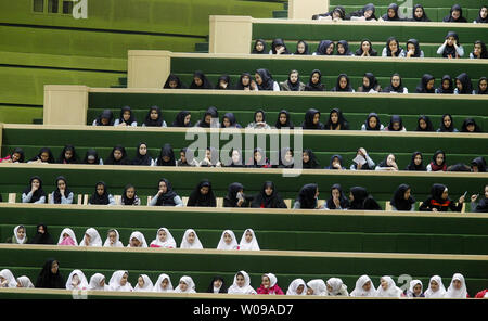 Les filles de l'école iranienne regarder la destitution du Ministre iranien des affaires économiques et des finances Seyyed Shamseddin Hosseini dans le parlement de l'Iran à Téhéran, l'Iran en novembre2011. L'Iran le parlement a voté en faveur de lui pour rester à son poste. Maryam Rahmanian/UPI Banque D'Images