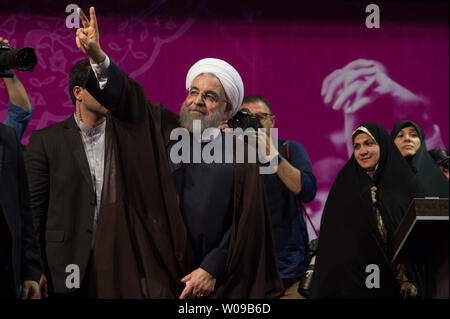 Le président iranien Hassan Rohani montre un signe de paix à ses partisans lors de sa campagne de réélection rassemblement au stade Shiroudi Shahid, Téhéran, Iran, le 9 mai 2017. L'élection présidentielle iranienne est le 19 mai. Photo par Ali Mohammadi/UPI Banque D'Images