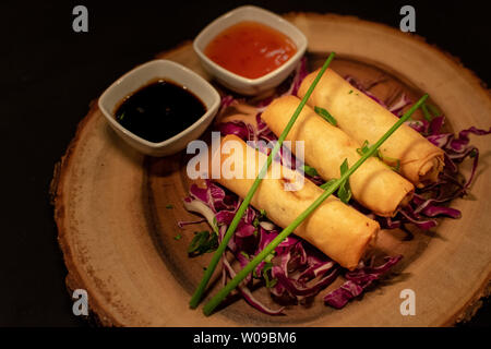 Une sélection du style Chinois des rouleaux de printemps accompagnés d'une sélection de sauces d'en haut Banque D'Images