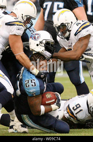 Tennessee Titans running-back LenDale White (25) perd son casque tout en étant abordé par San Diego Chargers Matt Wilhelm (57) et Clinton Hart (42) au LP Field de Nashville, Tennessee, le 9 décembre 2007. Les chargeurs Brandon McKinney (91) est sous le groupe. (Photo d'UPI/Frederick Breedon IV) Banque D'Images