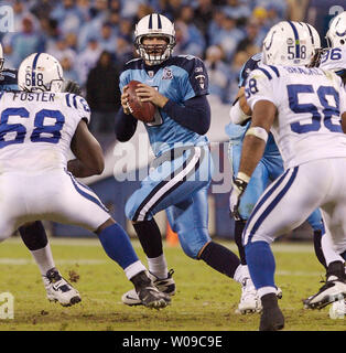 Tennessee Titans quarterback Kerry Collins (5) revient à faire une passe alors qu'il est poursuivi par Indianapolis Colts attaquer défensive Eric Foster (68) et le secondeur Gary support (58) au LP Field de Nashville, Tennessee, le 27 octobre 2008. (Photo d'UPI/Frederick Breedon IV) Banque D'Images