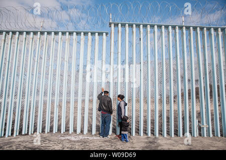 Les migrants voyagent avec une caravane regarder à travers la frontière aux États-Unis à Playas de Tijuana à Tijuana, Mexique le 28 novembre 2018. Photo par Ariana/Drehsler UPI Banque D'Images